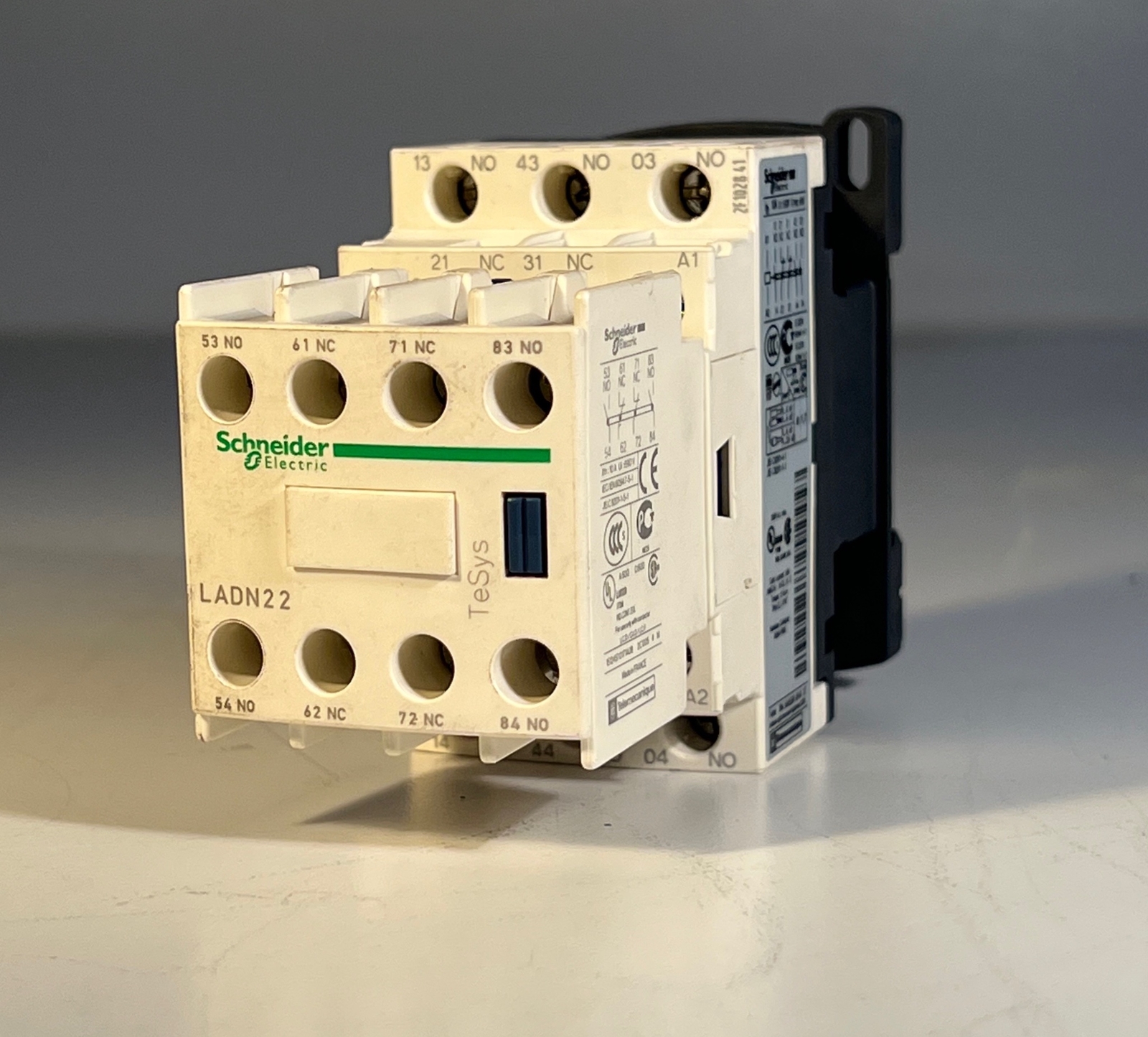 ONE (1) SCHNEIDER ELECTRIC Contactor CAD32 w/ Aux. Contact Block LADN22 (USED)