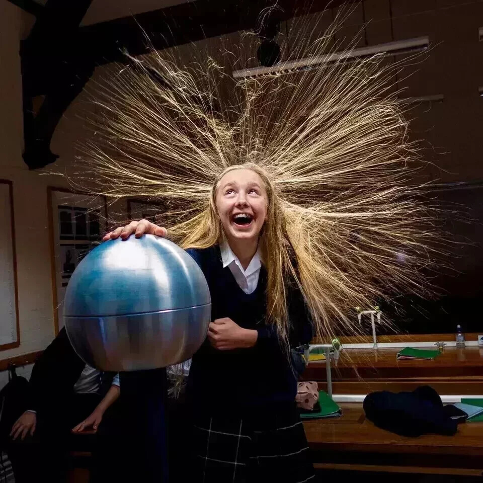 Van De Graaff Generator Motorised In Heavy Motor With All Practical Accessories.