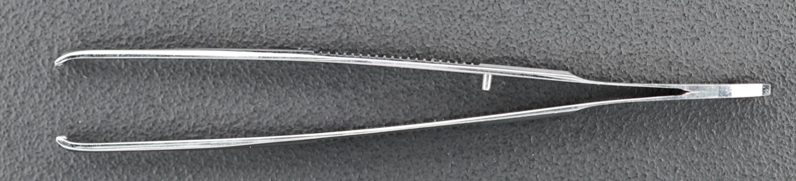 Storz E1562 Graefe Fixation Forceps, Wide 4.5mm 6×6 Teeth Jaws, 108mm (4.3″)