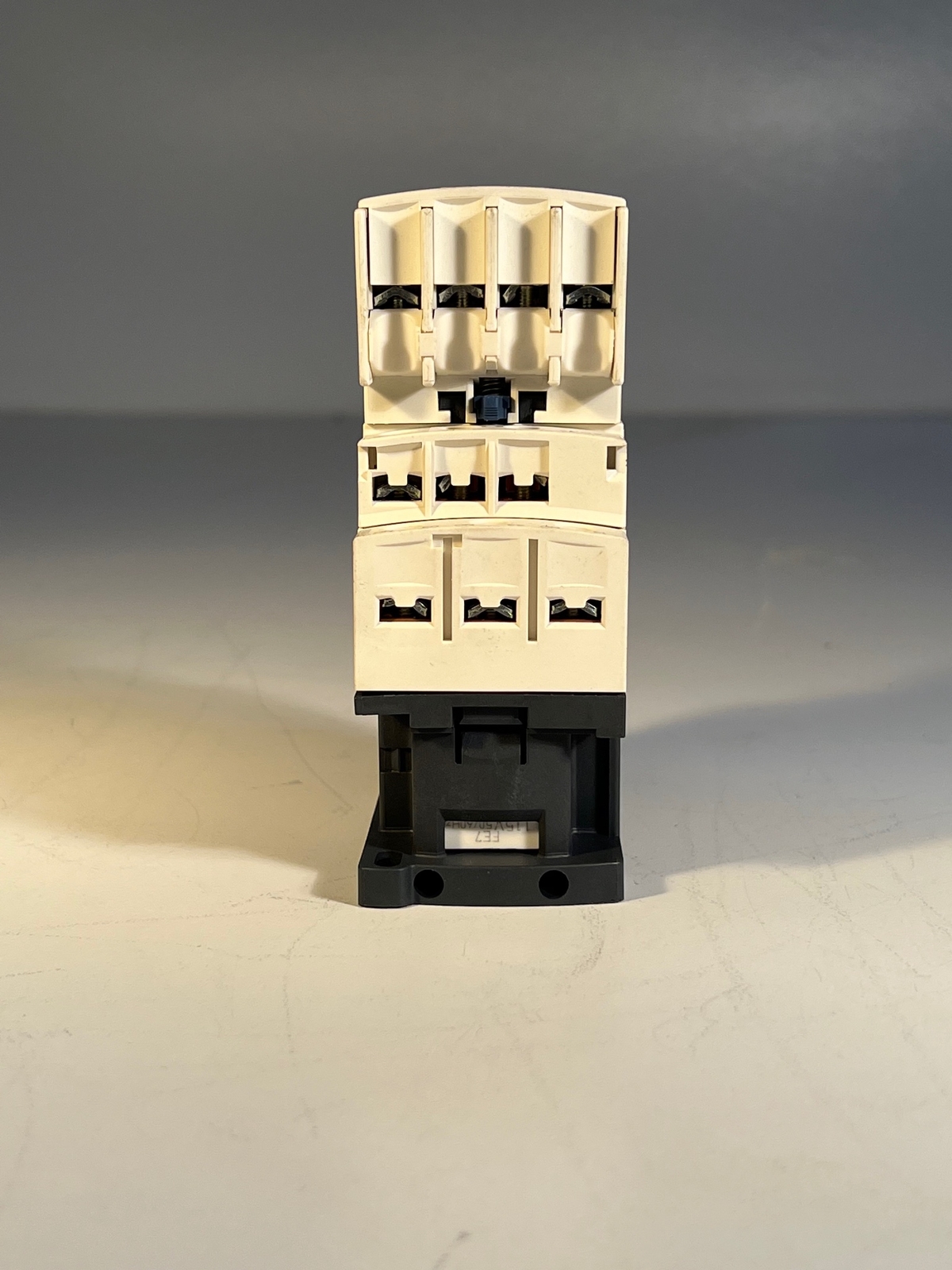 ONE (1) SCHNEIDER ELECTRIC Contactor CAD32 w/ Aux. Contact Block LADN22 (USED)