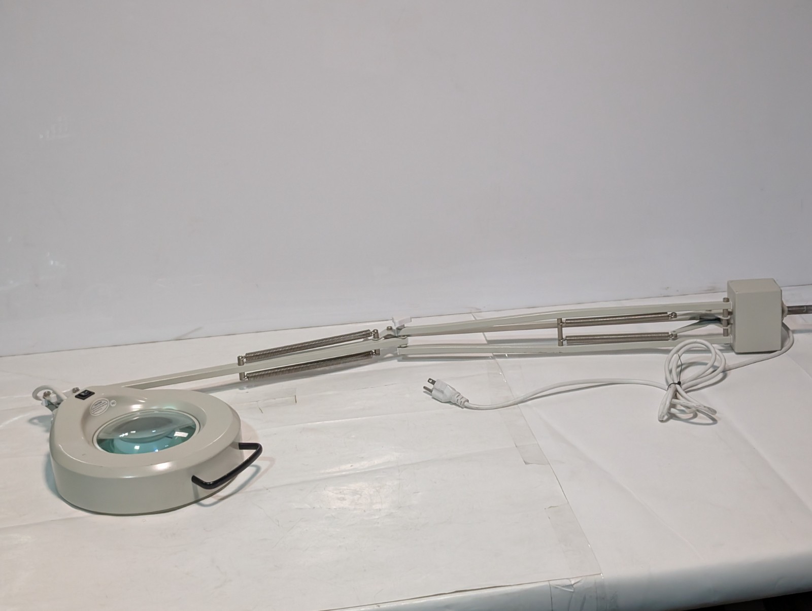 Unbranded 16346LG-101210298 Medical Magnifier Lamp with Adjustable Arm Mount