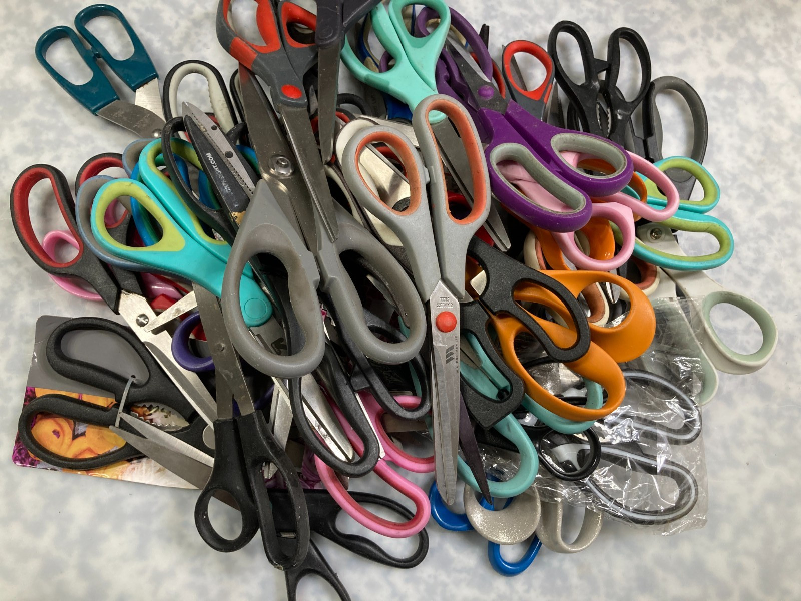 LOT OF 50 SCISSORS ASSORTED STYLES COLORS TSA CONFISCATED (B) FREE SHIPPING