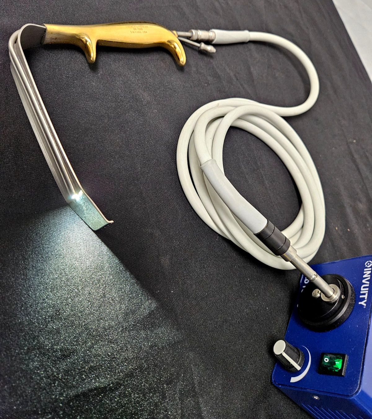 Snowden Pencer breast retractors with LED light source and light cable