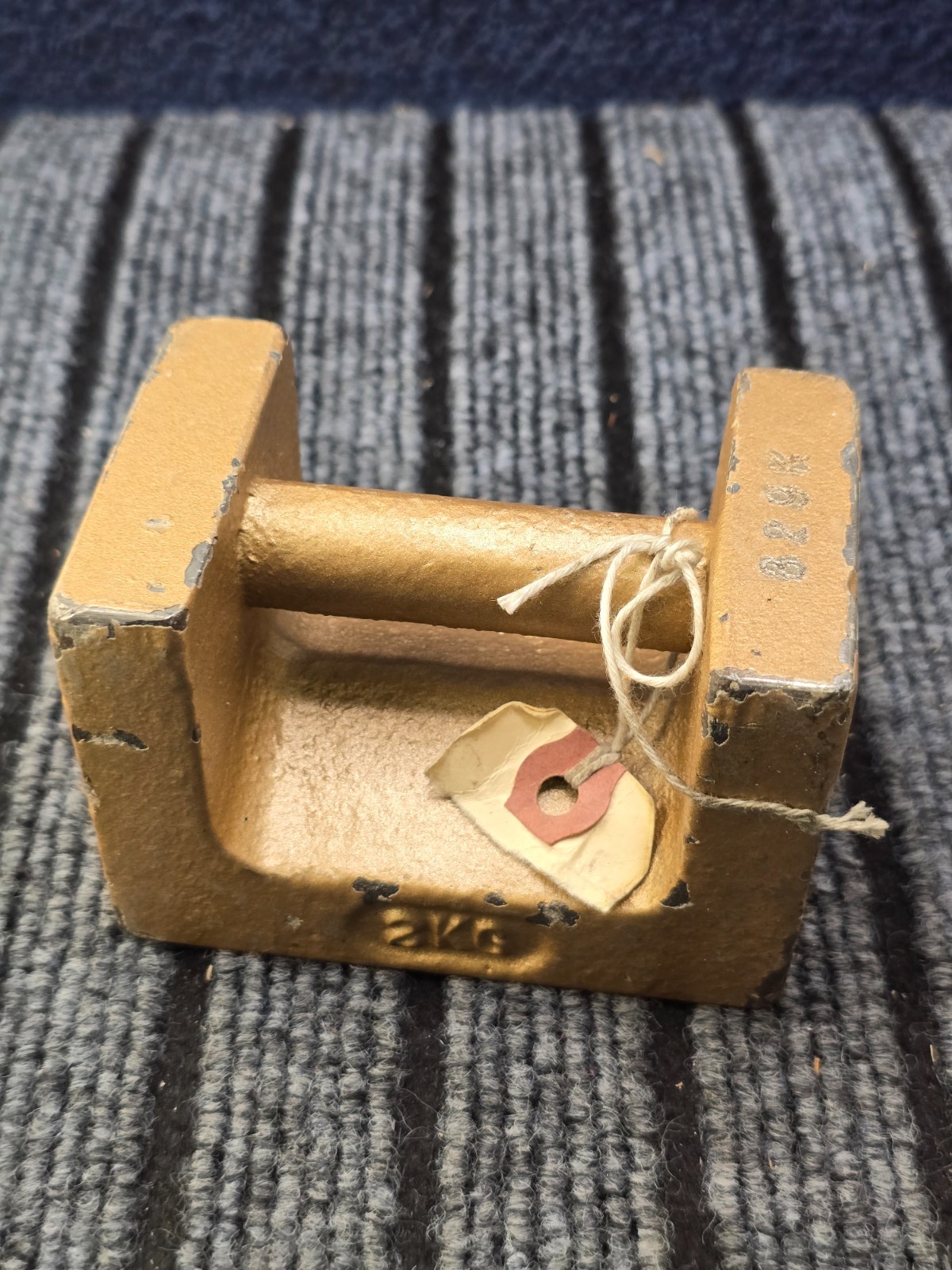 B133739 Heavy-Duty Cast Iron Calibration Test Weight 2 kg with Grip Handle