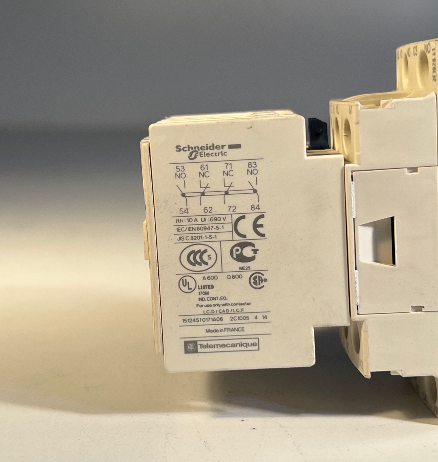ONE (1) SCHNEIDER ELECTRIC Contactor CAD32 w/ Aux. Contact Block LADN22 (USED)