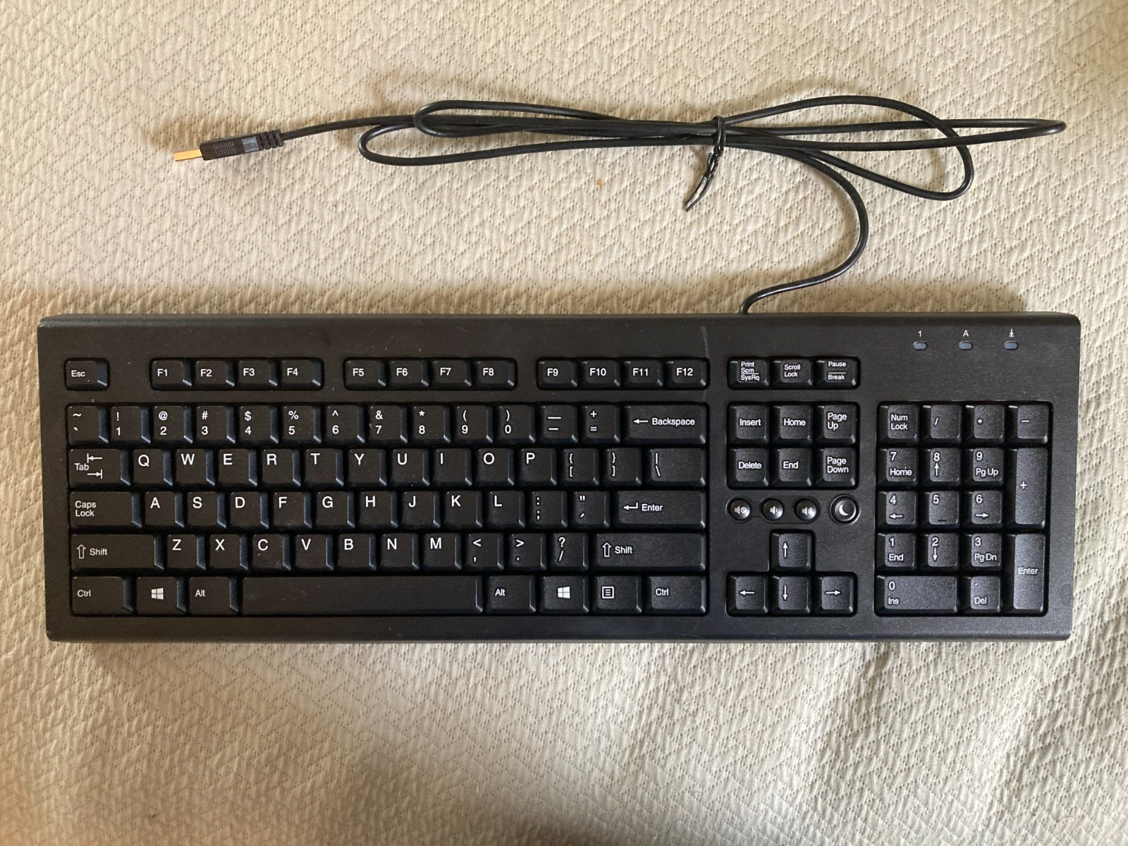 HP Keyboard PN: 697737-001 Pre-owned, Good condition used very little