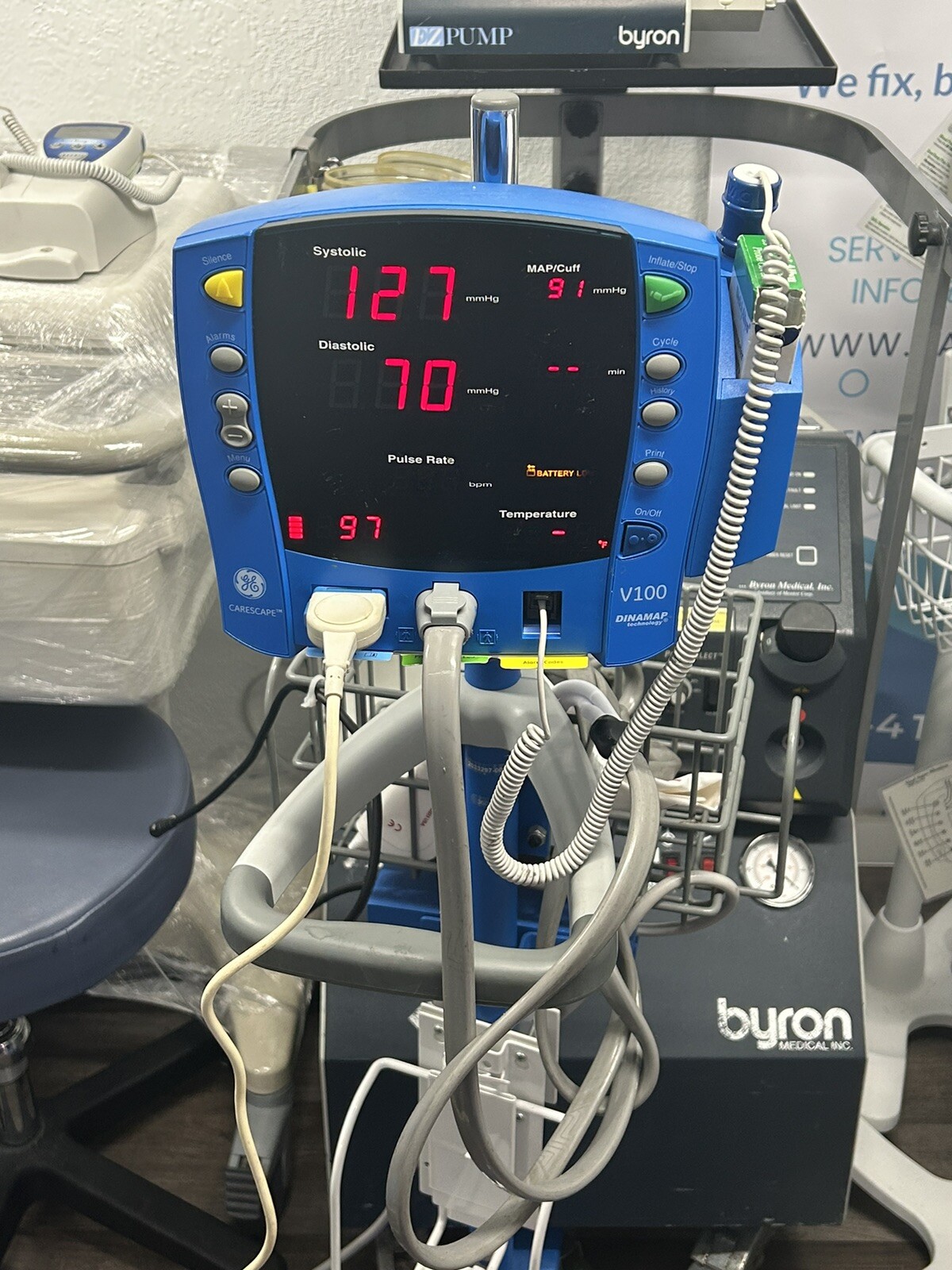 Dinamap Carescape V100 NIBP Masimo SpO2 Temp On Rolling Stand Patient Ready