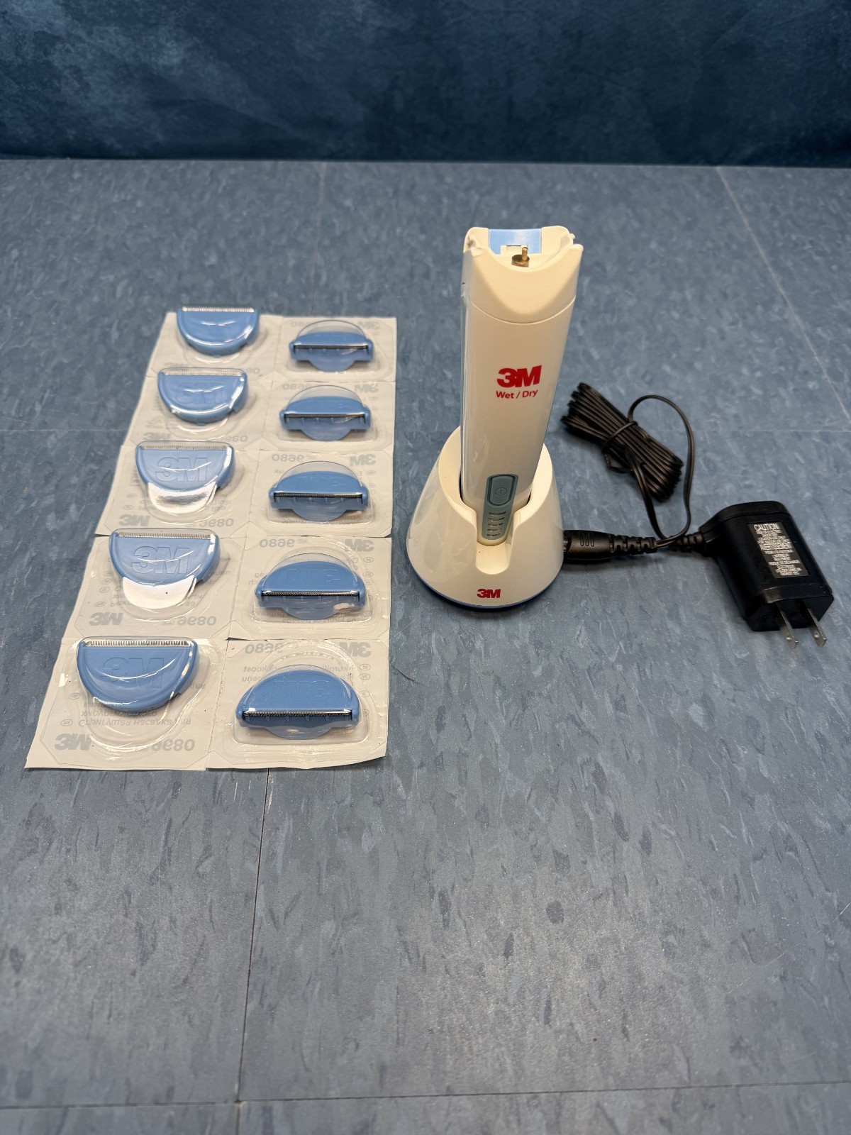 3M 9681 Surgical Clipper Shaver Drop-In Charger Stand & 10x 9680 Blades / Heads