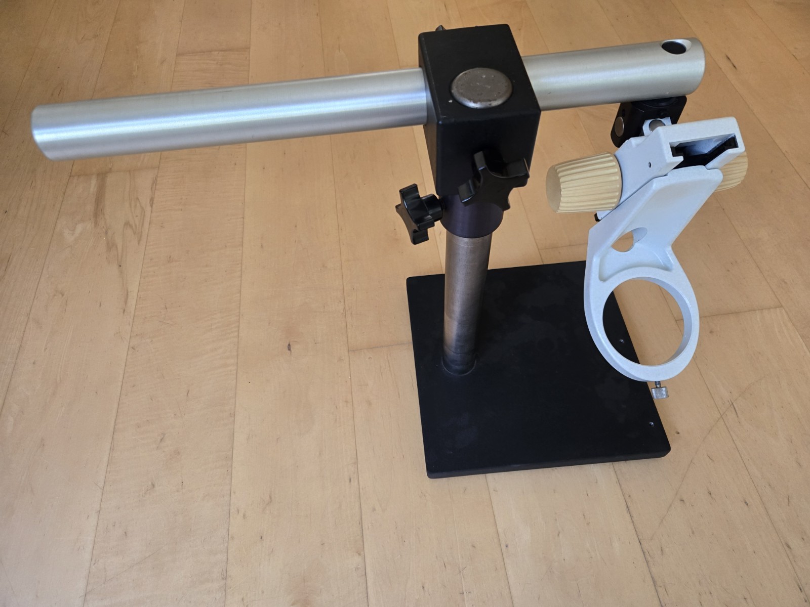 Leica GZ6 stereo microscope with Weighted Boom Stand