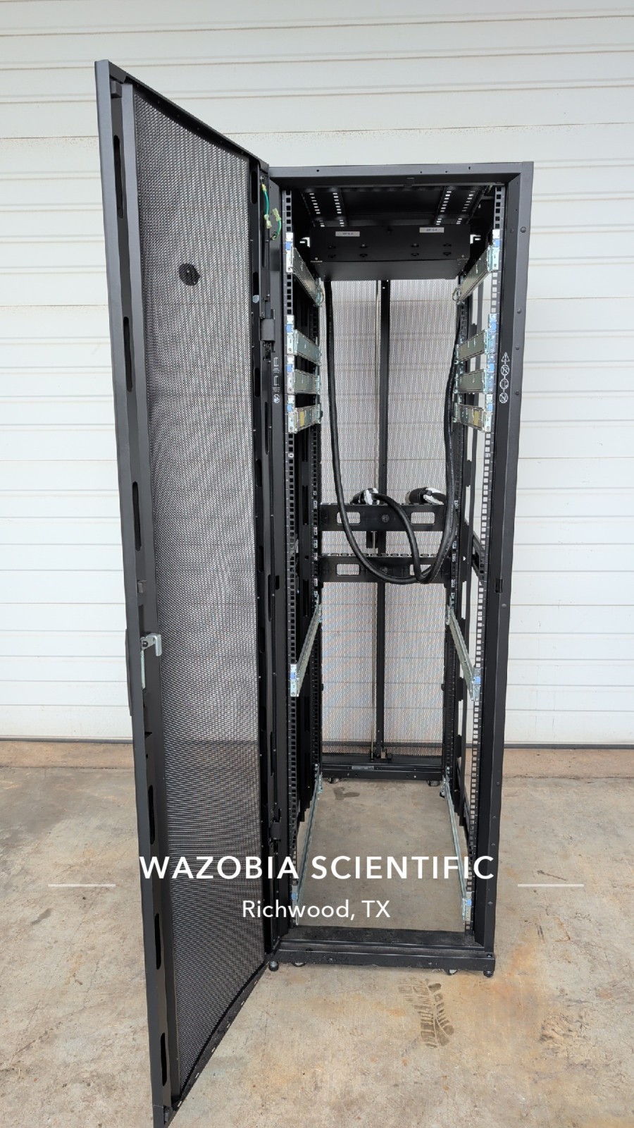 SCHNEIDER APC NETSHELTER SX ENCLOSURE WITH RACK PDU