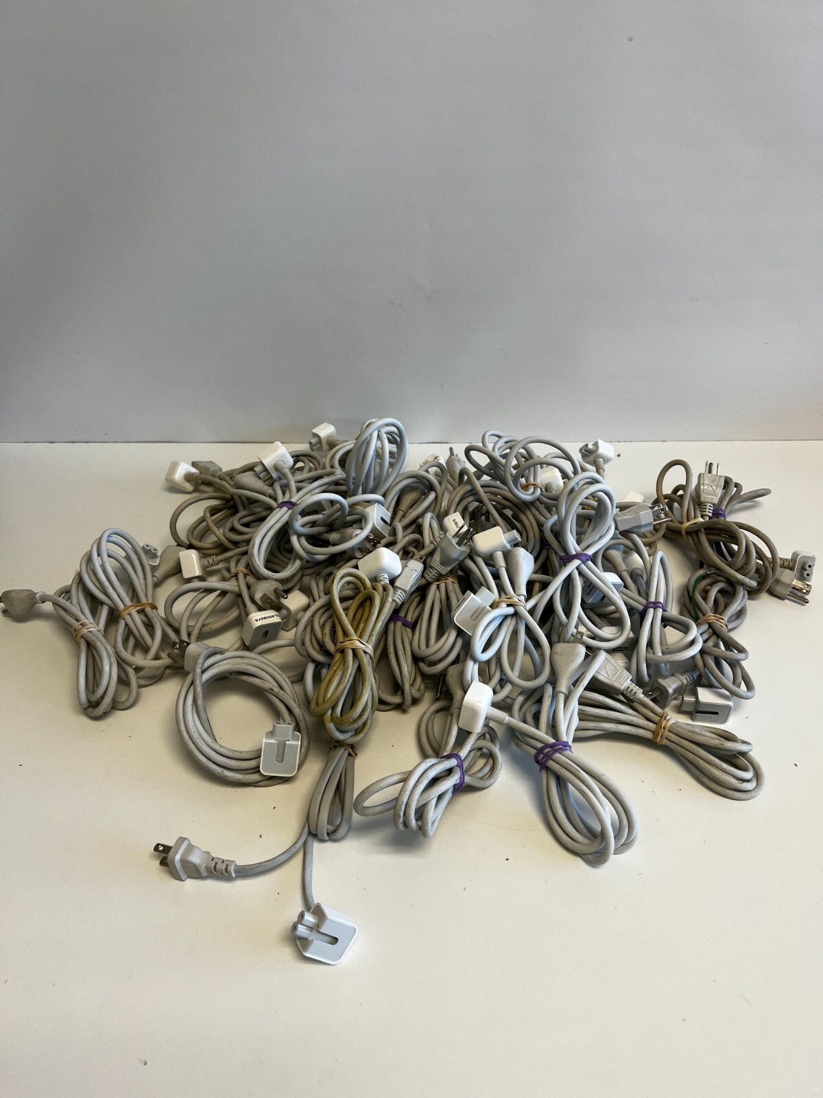 U50: Lot of 33 Apple Power Supply Cables