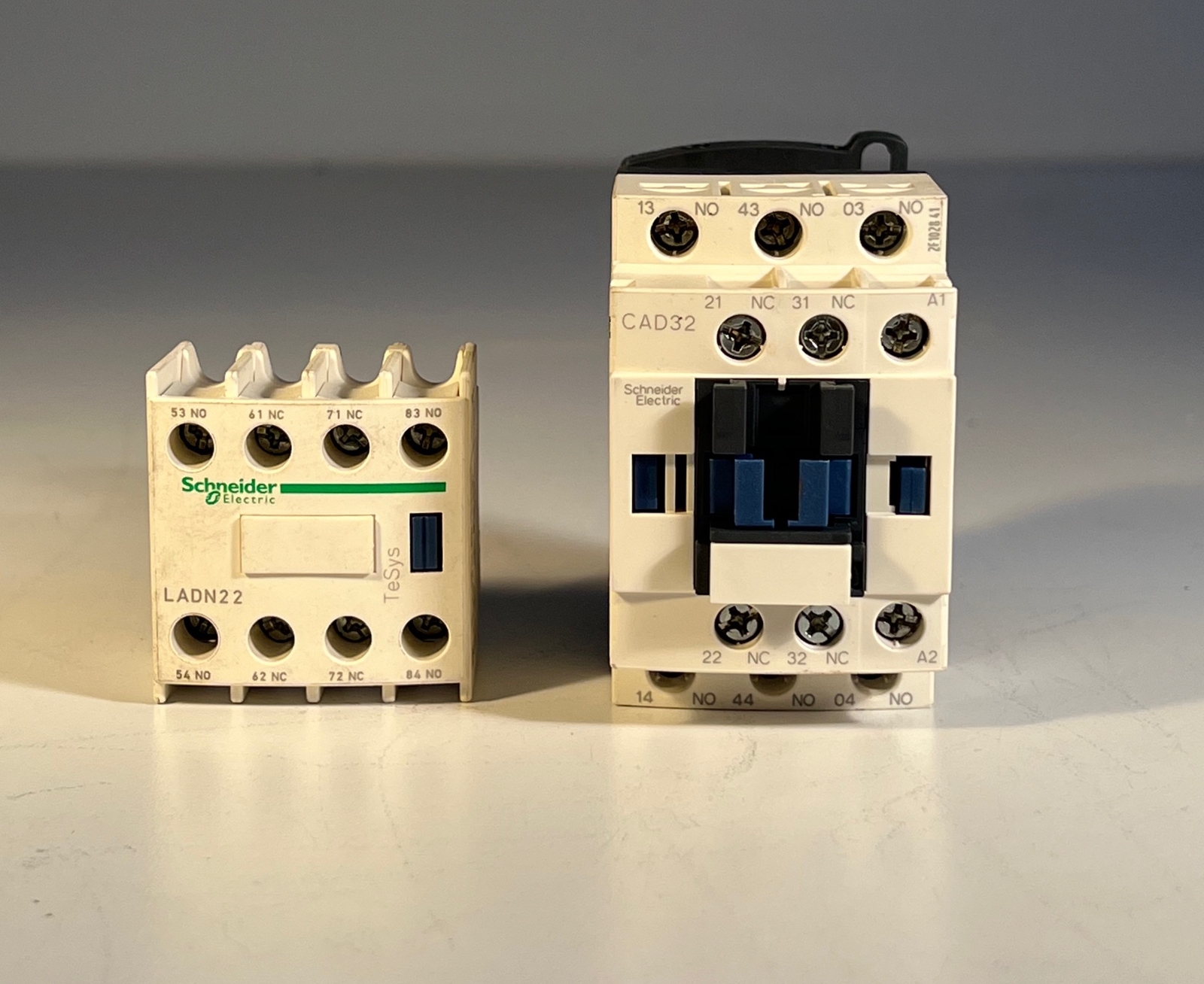ONE (1) SCHNEIDER ELECTRIC Contactor CAD32 w/ Aux. Contact Block LADN22 (USED)