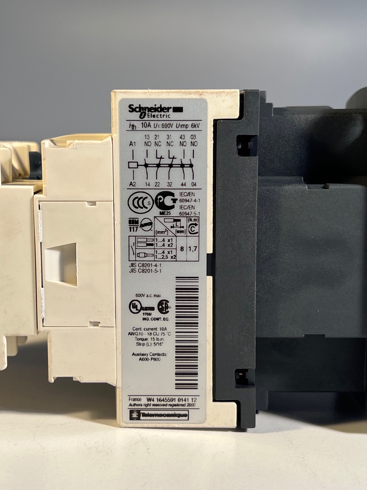 ONE (1) SCHNEIDER ELECTRIC Contactor CAD32 w/ Aux. Contact Block LADN22 (USED)