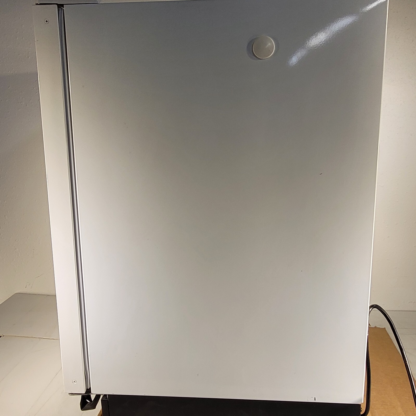 VWR SR-L6110W Undercounter Laboratory Refrigerator 24″X25″X35″ Tested Works