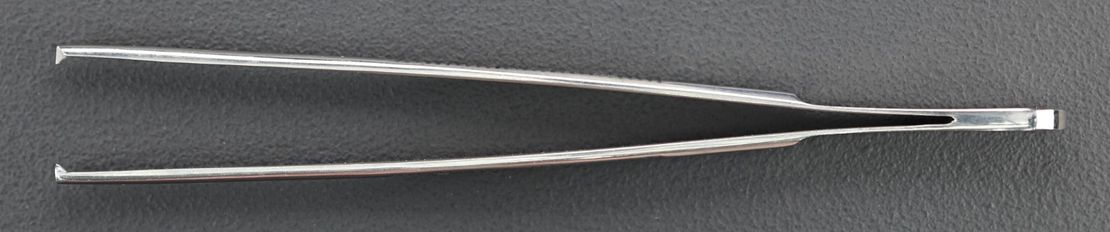 Jarit 130-200 Tissue Forceps, 2×3 Teeth, 3.8mm Wide Jaws, Straight, 5-5/8″
