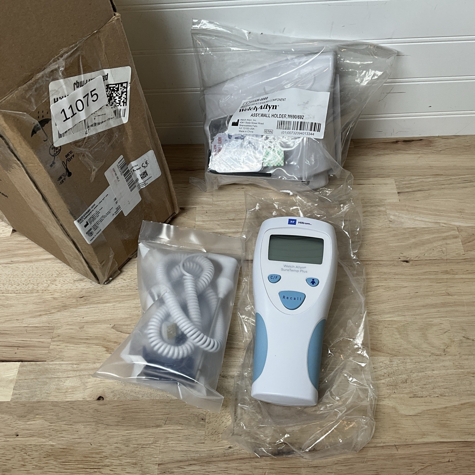 Welch Allyn SureTemp Plus Model 690 Thermometer with Wall Holder 01690-300 NIB