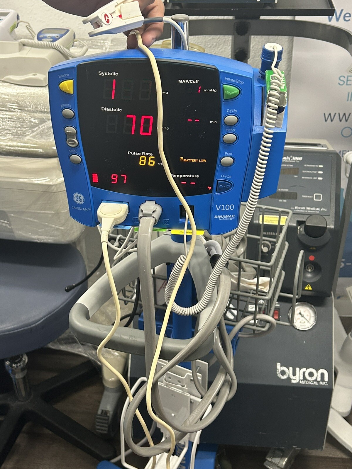 Dinamap Carescape V100 NIBP Masimo SpO2 Temp On Rolling Stand Patient Ready