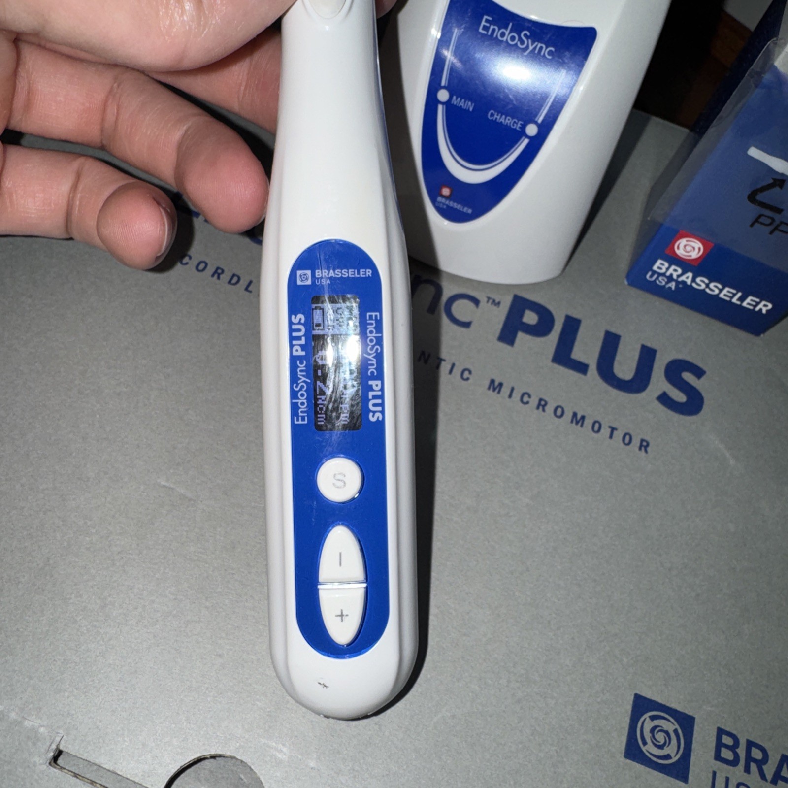 EndoSync Plus Cordless Endodontic MicroMotor. Charger And Oil Included.