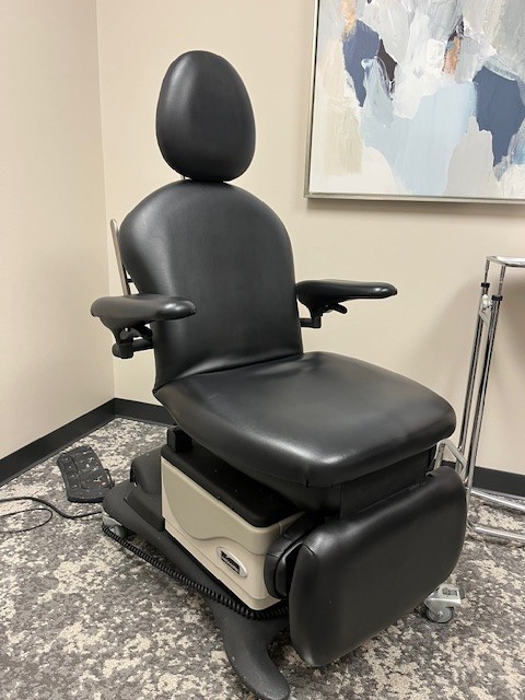 Midmark 641-003 power procedure chair on casters