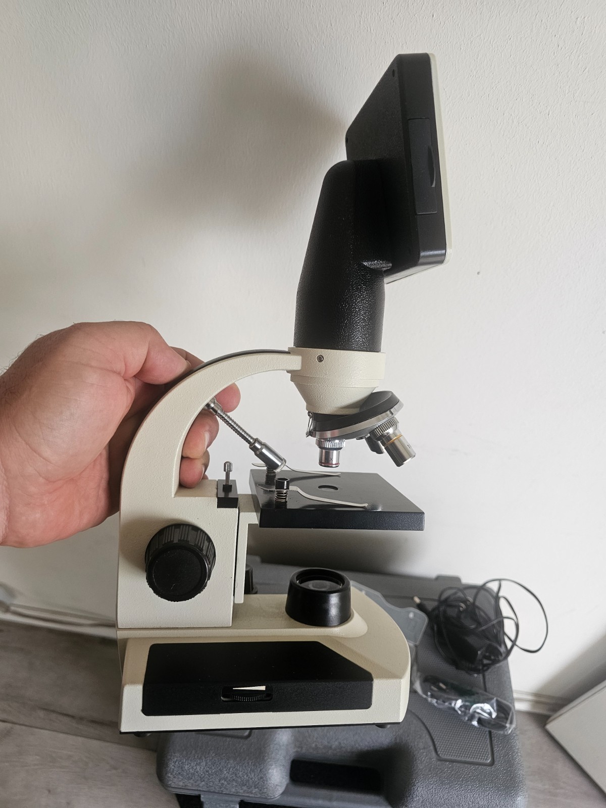 Motic Ecoline Advanced Digital Microscope Nice Lenses, 3.5″ LCD Screen, Camera